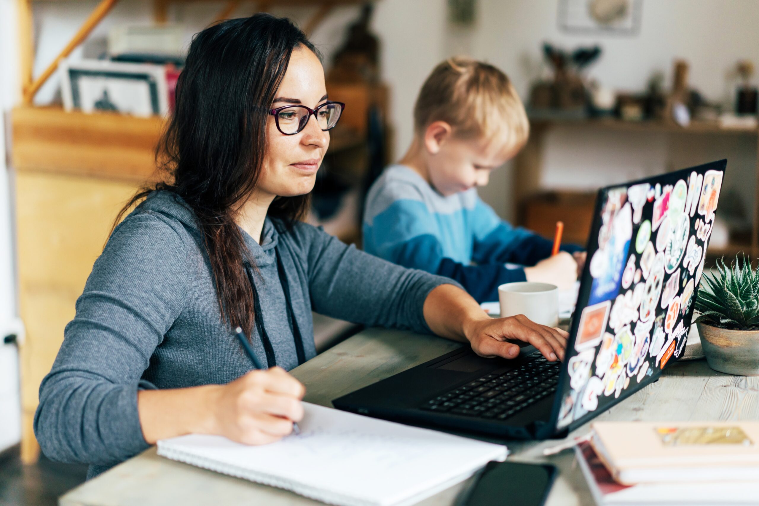 home-female-woman-computer-laptop-education-people-internet-young-technology-lifestyle-indoor-person_t20_8Oodmz